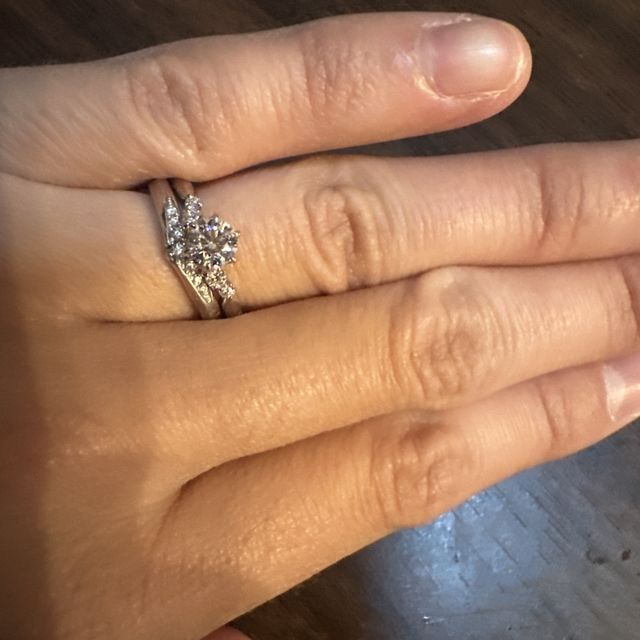 【銀座ダイヤモンドシライシの口コミ】 中心のウェーブしている所にダイヤがあり普段使いの時もキラキラしていて…