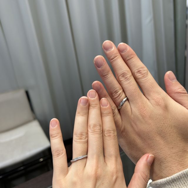 【アイプリモ(I-PRIMO)の口コミ】 素材はゴールドも試着しましたが、プラチナから選びました。女性の方はダ…