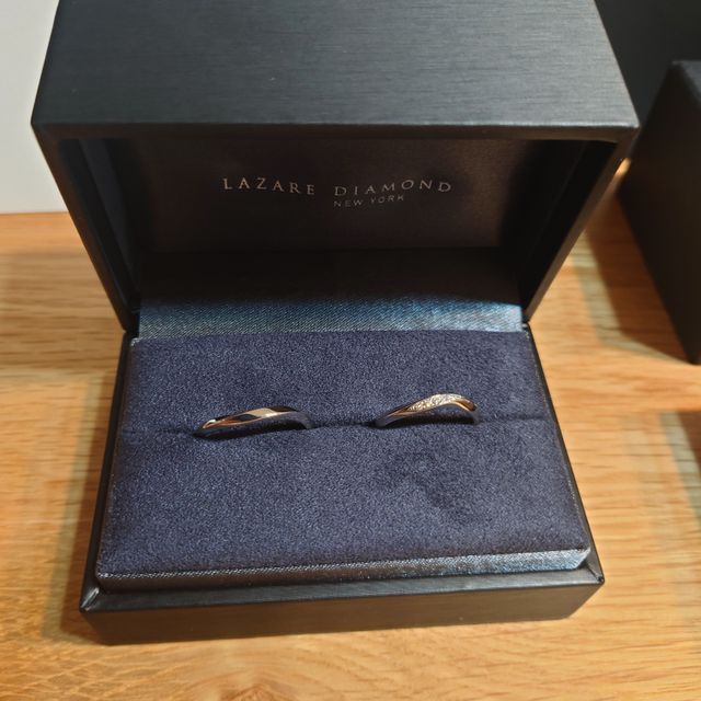 【ラザール ダイヤモンド(LAZARE DIAMOND)の口コミ】 ウェーブがあるデザインがとても気に入り、
ダイヤモンドも特別感があると…