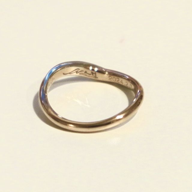 【ケイウノ ブライダル(K.UNO BRIDAL)の口コミ】 Vカットのデザインのおかげで、ぽってりした指の私でもすらっと見えます。…