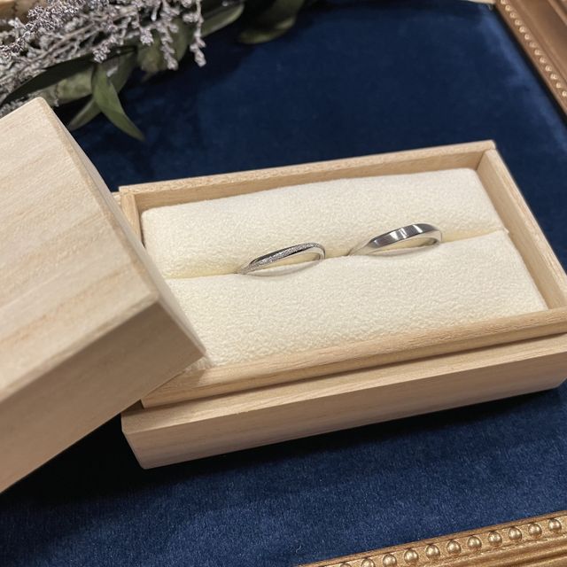 【atelier CraM(アトリエ クラム)の口コミ】 レガーメのデザインをベースに、男性のものは表面の一面にヘアラインかこ…