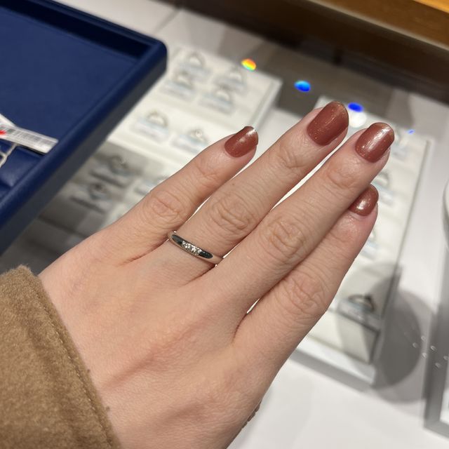 【銀座ダイヤモンドシライシの口コミ】 シンプルなデザインの指輪が多いイメージです。仕事中でも気にすることな…