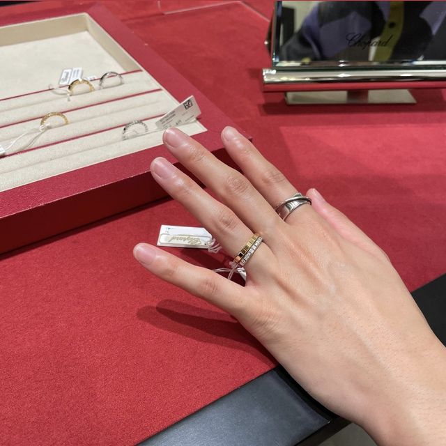 【ショパール(Chopard)の口コミ】 キューブが規則的に並んでいるスタイリッシュなデザインです。私はダイヤ…