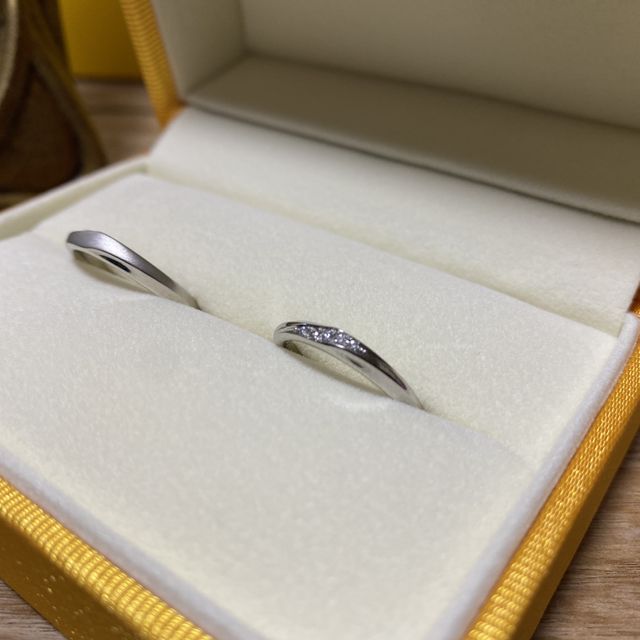 【ケイウノ ブライダル(K.UNO BRIDAL)の口コミ】 内側にデザイナーさんが描いてくださったイラストと、入籍日を彫っていた…