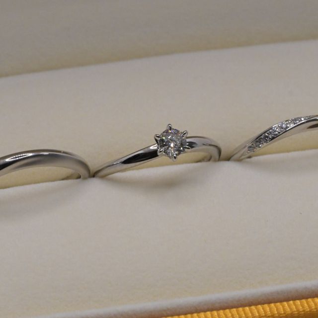 【ケイウノ ブライダル(K.UNO BRIDAL)の口コミ】 シンプルなデザインでありながらも、全体的に緩やかなウェーブが加わって…