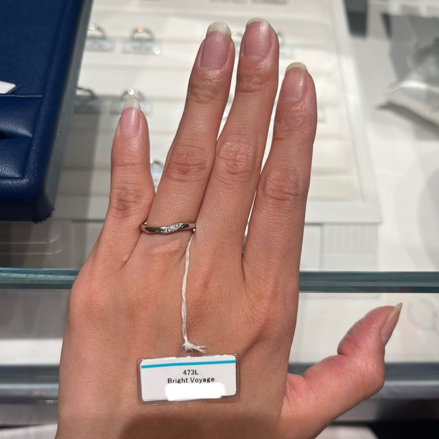 【銀座ダイヤモンドシライシの口コミ】 ダイヤがついており、他には見ない可愛らしいデザインで、おすすめです。
…