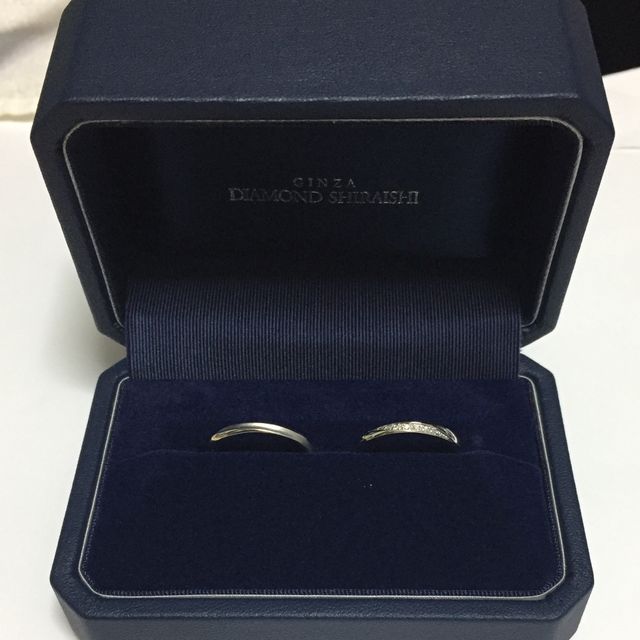 【銀座ダイヤモンドシライシの口コミ】 まず、新婦の指輪を婚約者の意見（婚約指輪との重ね付けをした際にバラン…