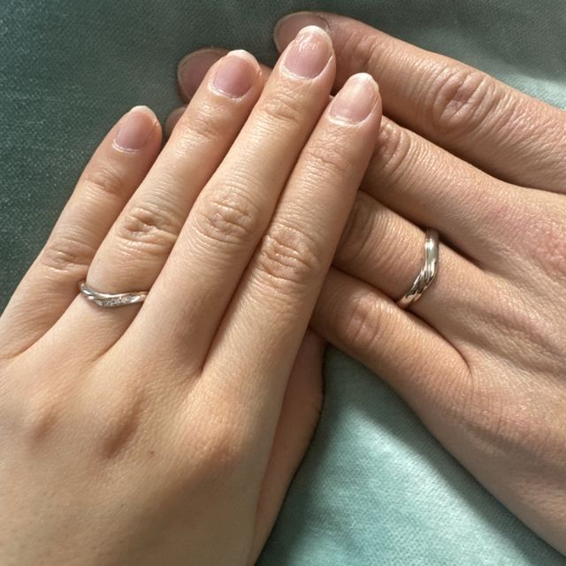 【ケイウノ ブライダル(K.UNO BRIDAL)の口コミ】 ねじれのデザインと肌馴染みの良いピンクゴールドの配色がおすすめです。
…