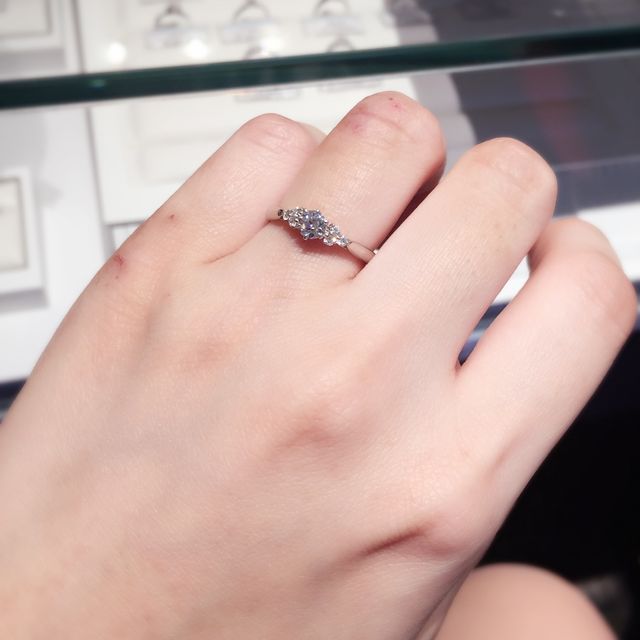 【銀座ダイヤモンドシライシの口コミ】 今まで見せて貰った指輪と比べて、ダイヤの輝きが素晴らしかった！
花束を…