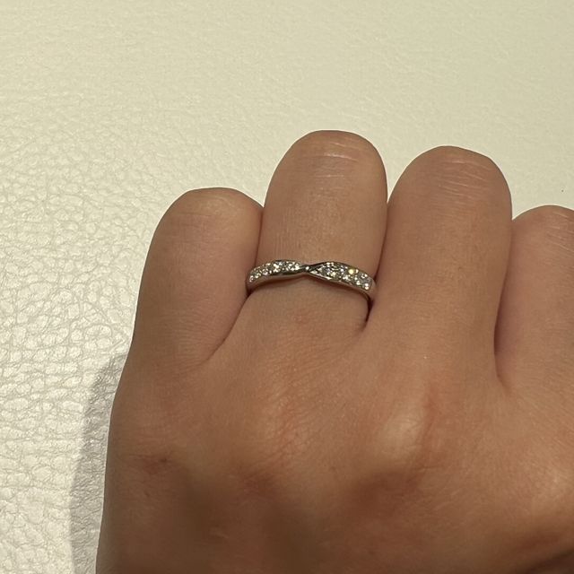 【和光ブライダルブティックギンザの口コミ】 落ち着いているものの一風変わったデザインでした。
特にダイヤのないシン…