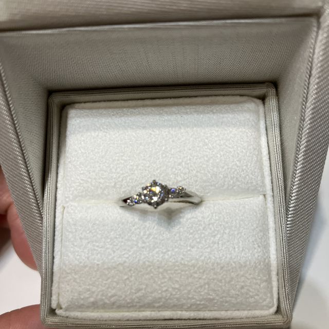 【ENUOVE(イノーヴェ)の口コミ】 指が綺麗に見えるように、ウェーブのデザインにしました。
ダイヤモンドを…