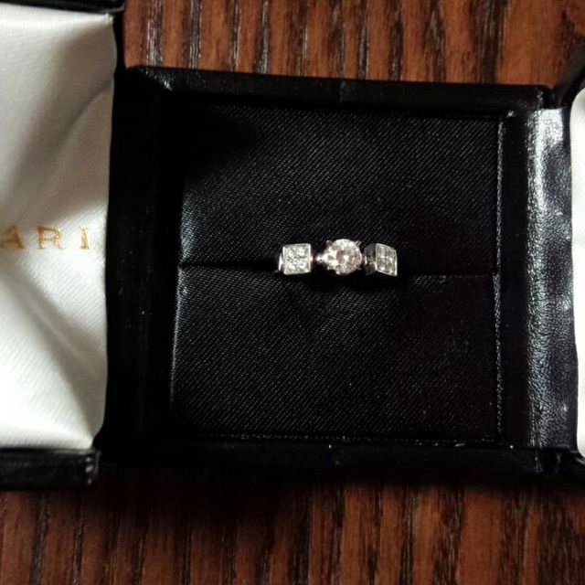 【ブルガリ(BVLGARI)の口コミ】 中央のダイヤの両サイドにパヴェダイヤがあり実際のカラット数以上にゴー…