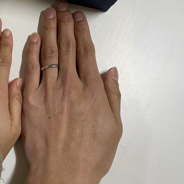 【銀座ダイヤモンドシライシの口コミ】 デザインは普段のファッションや仕事のスーツにも合わせやすいシンプルな…