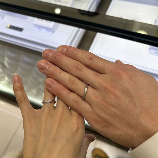 【4℃ BRIDAL(ヨンドシーブライダル)の口コミ】 V字のデザインで探していたのですが、メンズもレディースもくぼみがあるよ…