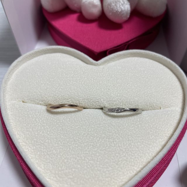 【ヴァンドーム青山(VENDOME AOYAMA)の口コミ】 色々な種類の指輪を試着させていただき、少し捻れているデザインが手が綺…