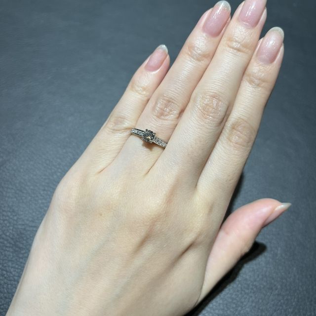 【ヴァン クリーフ＆アーペル(Van Cleef & Arpels)の口コミ】 センターダイヤの両サイドにメレダイヤが装飾されており、とてもキラキラ…