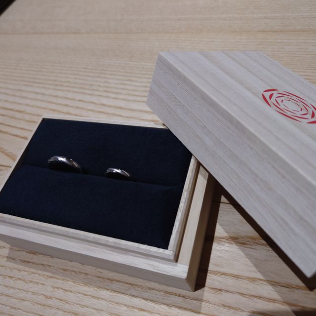 【出雲結(いずもゆい)の口コミ】 ・ツヤとマットを組み合わせた加工ができたこと
・誕生石の内石を入れられ…