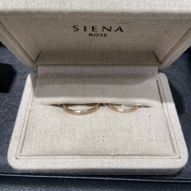 【SIENAROSE(シエナロゼ)の口コミ】 肌馴染みがよく、指輪を付けてる！という感じが無いです。
カジュアルな服…