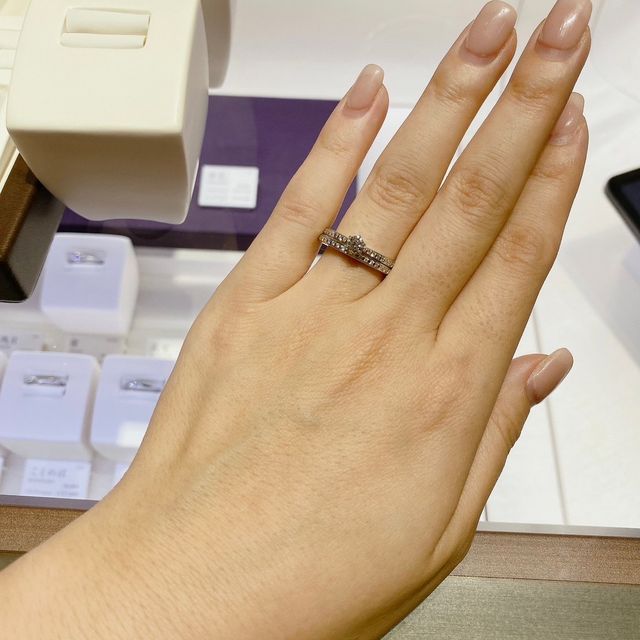 【俄(にわか)の口コミ】 手元が華やかになるもの、手が綺麗に見えるものを選びました。
デザインは…