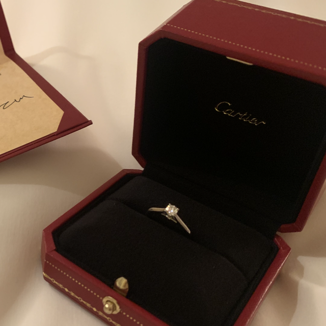 【カルティエ(Cartier)の口コミ】 婚約指輪といえば、ダイヤが一粒輝くこの形！と思っており、彼と付き合っ…
