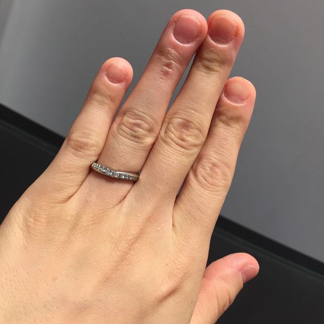 【銀座ダイヤモンドシライシの口コミ】 ストレートリングでありながらもメレダイヤが緩いVラインになっているので…