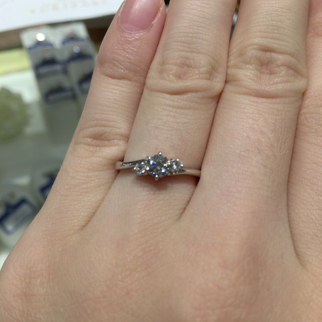 【YUKIZAKI BRIDAL(ユキザキブライダル)の口コミ】 サイドにも石が入っているものを探している中で探しました。この指輪はつ…