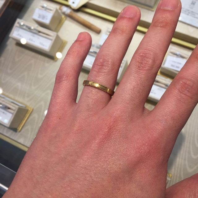 【JEWELRY  KAMATA(ジュエリーかまた)の口コミ】 ツブツブの模様が入ったクラシカルな指輪。相手がゴールドが良いとの事だ…