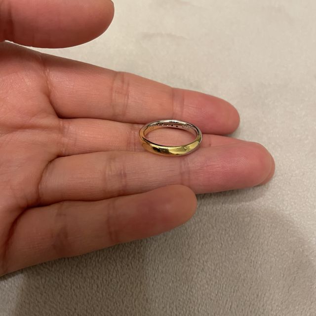 【ケイウノ ブライダル(K.UNO BRIDAL)の口コミ】 ゴールドとシルバー両方の面があるため、気分や服装によって指輪を回せば…