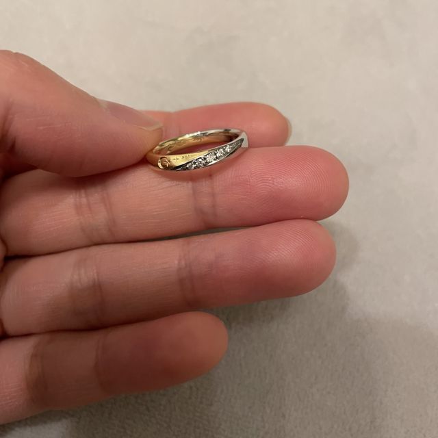 【ケイウノ ブライダル(K.UNO BRIDAL)の口コミ】 ゴールドとシルバー両方の面があるため、気分や服装によって指輪を回せば…