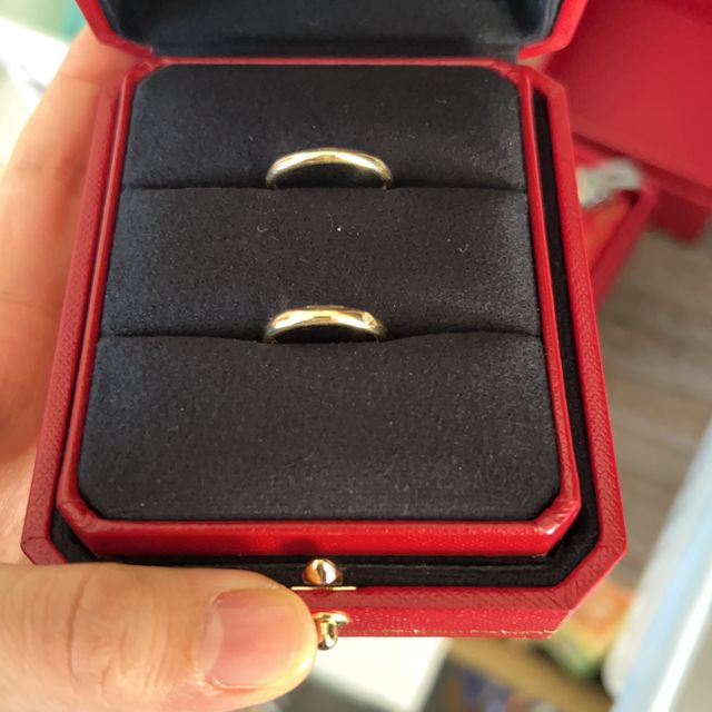 【カルティエ(Cartier)の口コミ】 1895ウェディングリングにしました。
カルティエの婚約指輪を貰い、結婚指…