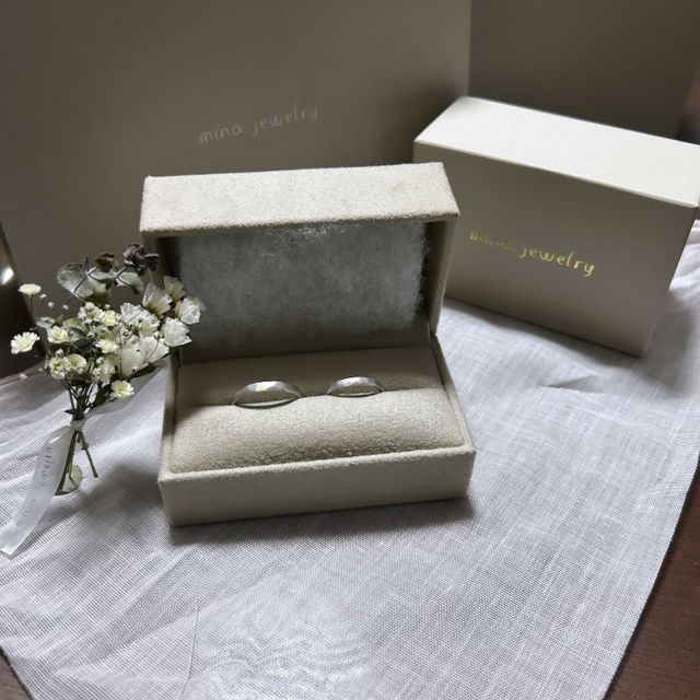 【mina.jewelry(ミナジュエリー)の口コミ】 シンプルで普段使いもしやすい。
デザインは旦那と色違いみたいな感じで購…