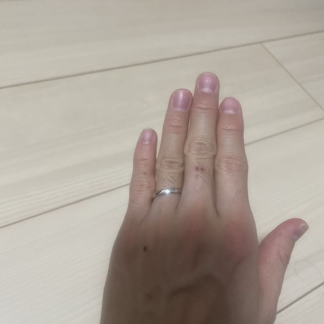 【アイプリモ(I-PRIMO)の口コミ】 指輪の円環が、直線ではなく少しS字に捩れていることにより、小指と中指の…