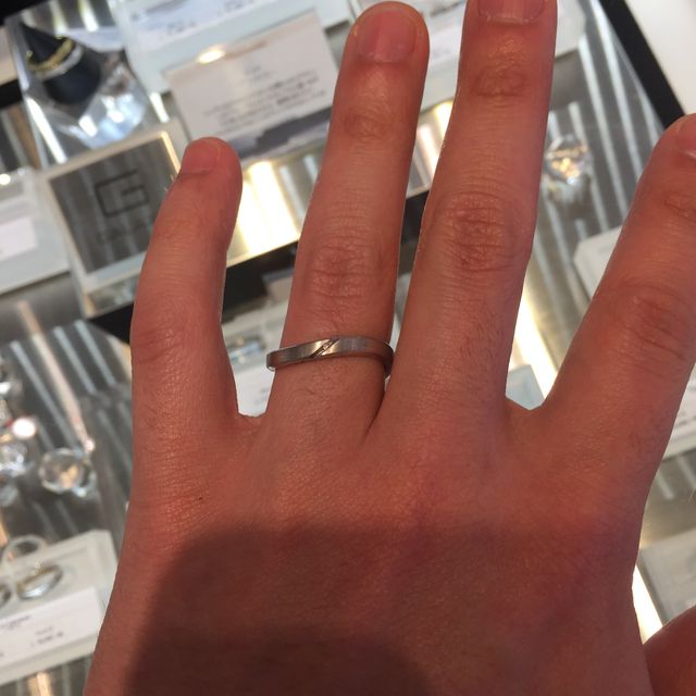 【JEWELRY  KAMATA(ジュエリーかまた)の口コミ】 ゆるいカーブがかかった結婚指輪でした。表面が平らになっていたので、ど…
