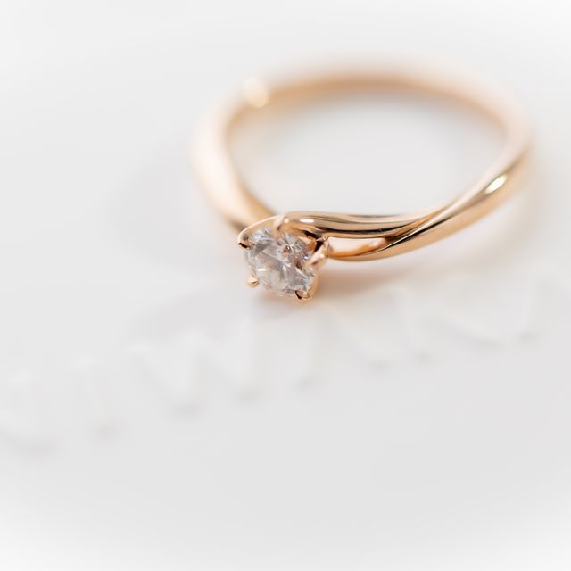 【俄(にわか)の口コミ】 シンプルで飽きのこないデザインを選びました。ダイヤモンドを６点の爪で…