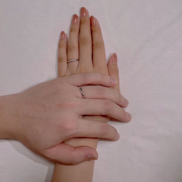 【Something Blue(サムシングブルー)の口コミ】 指馴染みがよく、シンプルで飽きのこないデザインです。内側にサファイア…