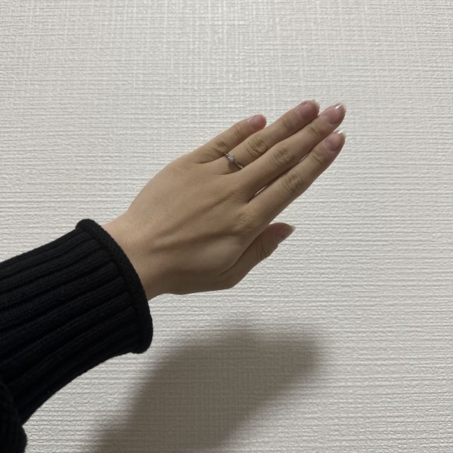 【銀座ダイヤモンドシライシの口コミ】 シンプルなデザインで素材も光沢があります。指輪も0.5ずつサイズを選べま…