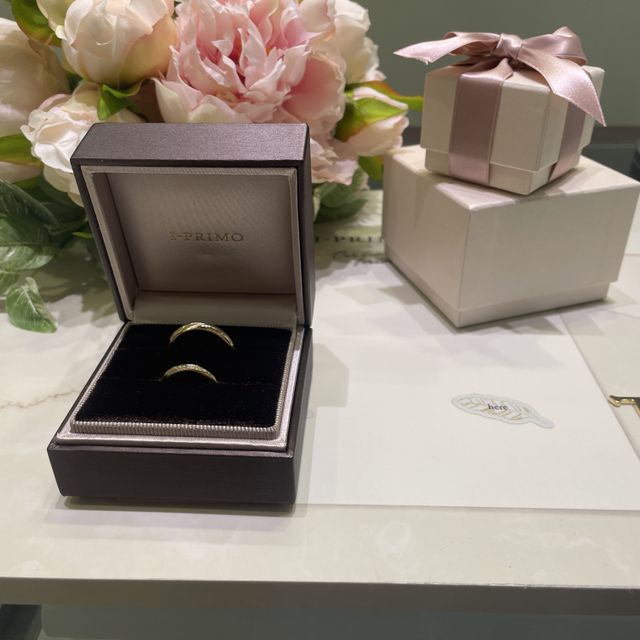 【アイプリモ(I-PRIMO)の口コミ】 デザインはイエローゴールドで右上に向かってラインとダイヤが入っている…