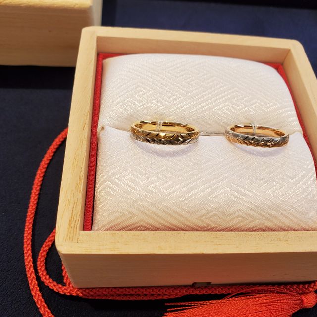 【TOMOE(トモエ)の口コミ】 お洒落な指輪を探していました。コンビ素材のものをいくつか着用させてい…