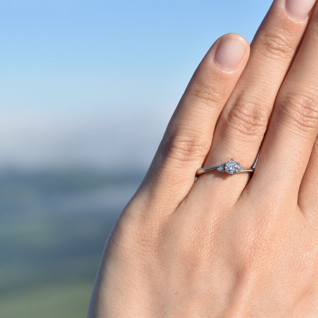 【JEWELRY STUDIO Advance(ジュエリースタジオアドバンス)の口コミ】 ストレートとSラインの中間で指への馴染みもよく、デザインもとても可愛ら…