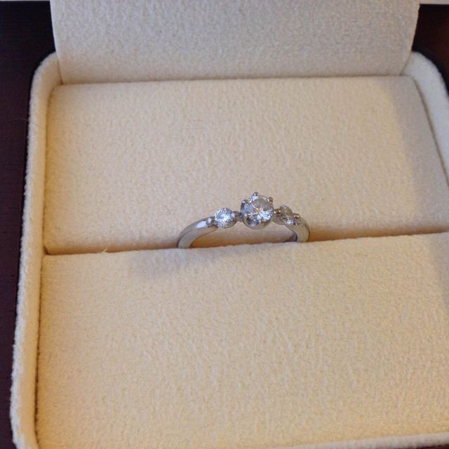 【Ponte Vecchio(ポンテヴェキオ)の口コミ】 真ん中に大きめのダイヤモンドがあり、その両端に小さなダイヤモンドがあ…