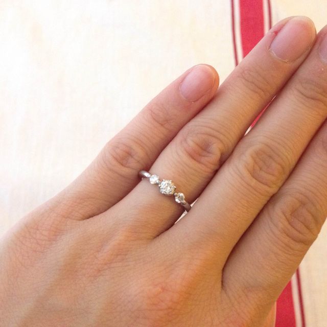 【Ponte Vecchio(ポンテヴェキオ)の口コミ】 真ん中に大きめのダイヤモンドがあり、その両端に小さなダイヤモンドがあ…