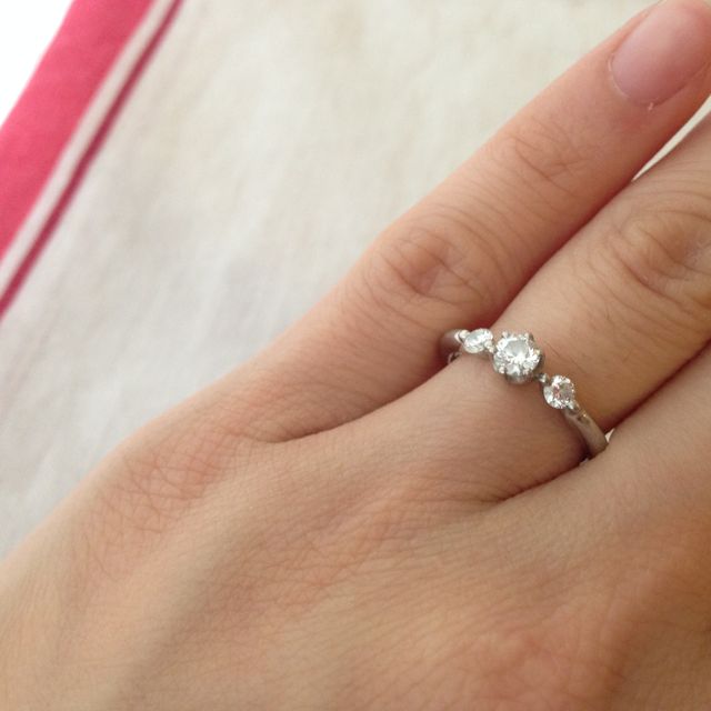 【Ponte Vecchio(ポンテヴェキオ)の口コミ】 真ん中に大きめのダイヤモンドがあり、その両端に小さなダイヤモンドがあ…