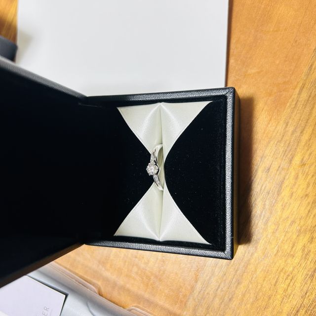 【エクセルコダイヤモンド(EXELCO DIAMOND)の口コミ】 指輪のデザインがねじれタイプでキュートな形になっているため、とても欲…