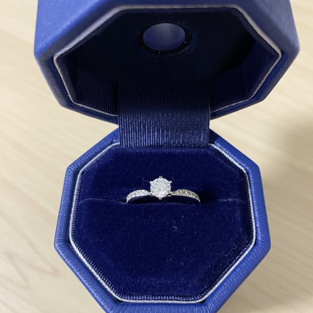 【銀座ダイヤモンドシライシの口コミ】 緩やかなV字で柔らかいエレガントな雰囲気が感じられる。また指が長く見え…