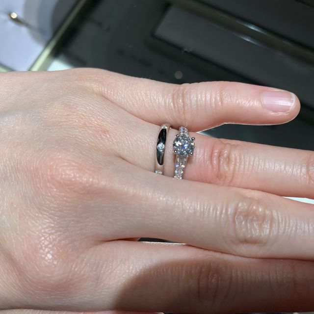 【ヴァン クリーフ＆アーペル(Van Cleef & Arpels)の口コミ】 3粒ダイヤが少し間隔をあけて並んでいるデザインです。婚約指輪のブランド…