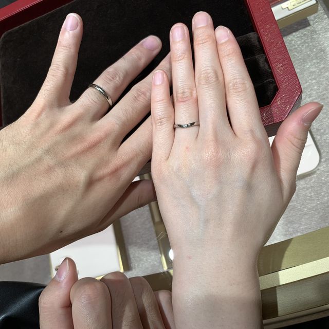 【カルティエ(Cartier)の口コミ】 カーブデザインで1粒ダイヤが付いています。婚約指輪と重ね付けしたときに…