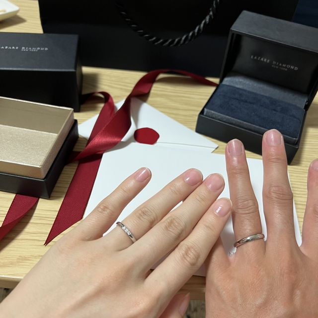 【ラザール ダイヤモンド(LAZARE DIAMOND)の口コミ】 シンプルで何年たっても飽きないデザインであるのがポイントです。3粒のダ…