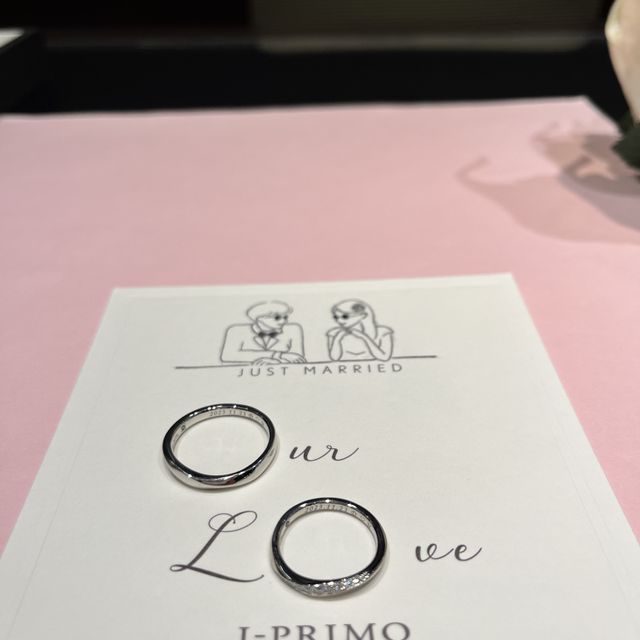 【アイプリモ(I-PRIMO)の口コミ】 洗練されたデザインで着け心地が良いです。私は中央にダイヤモンドがつい…