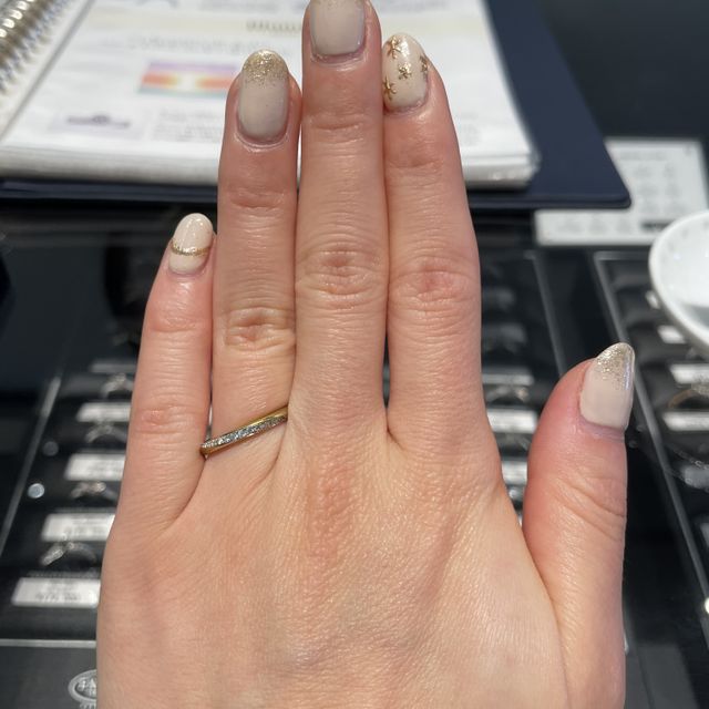 【銀座ダイヤモンドシライシの口コミ】 ダイヤの流れが右上から左下のものが多い中、これは反対なので自分から見…