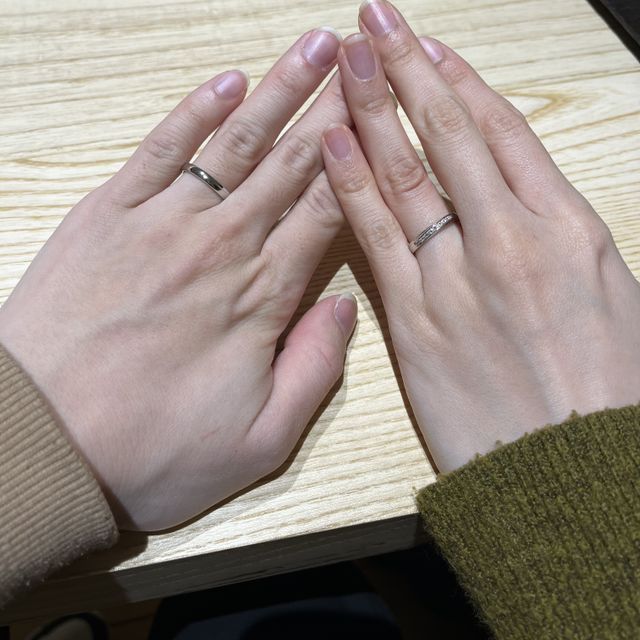 【出雲結(いずもゆい)の口コミ】 男性の方の指輪はシンプルなデザインで女性の方の指輪はダイヤが8石入って…